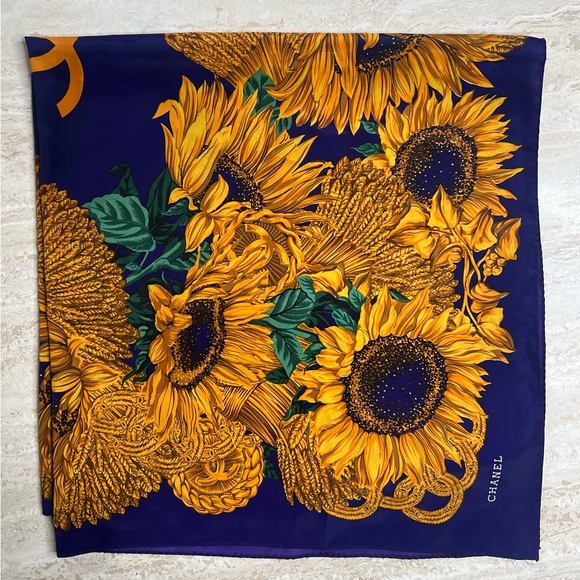 Chanel silk scarf (1970s-1980s) - Picture 5 of 8